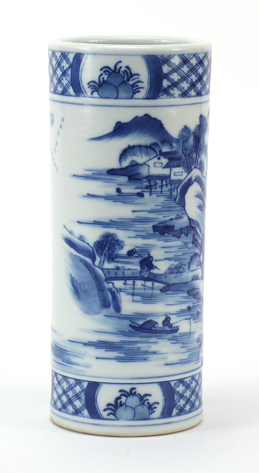 Chinese blue and white brush pot hand painted with a mountainous scene with buildings and figures, - Bild 4 aus 8