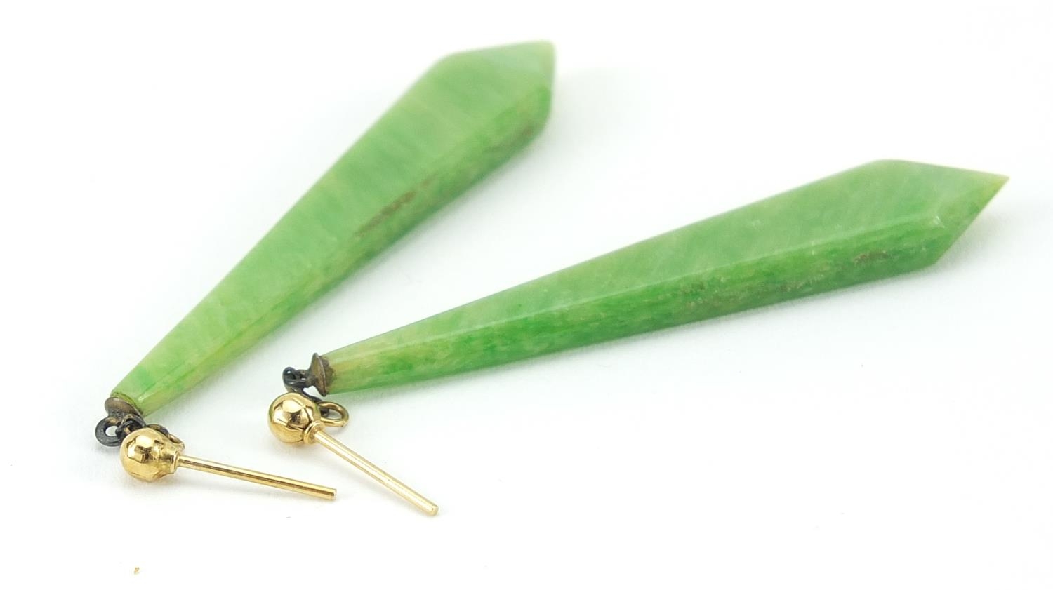 Pair of Art Deco green Bakelite drop earrings, 5.5cm high, 3.0g - Image 2 of 3