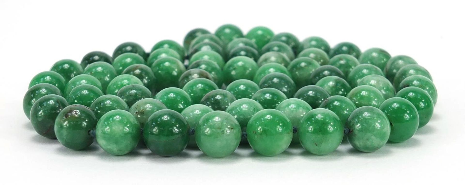 Chinese green hardstone bead necklace, possibly jade, each bead approximately 1.5cm in diameter, - Image 3 of 3
