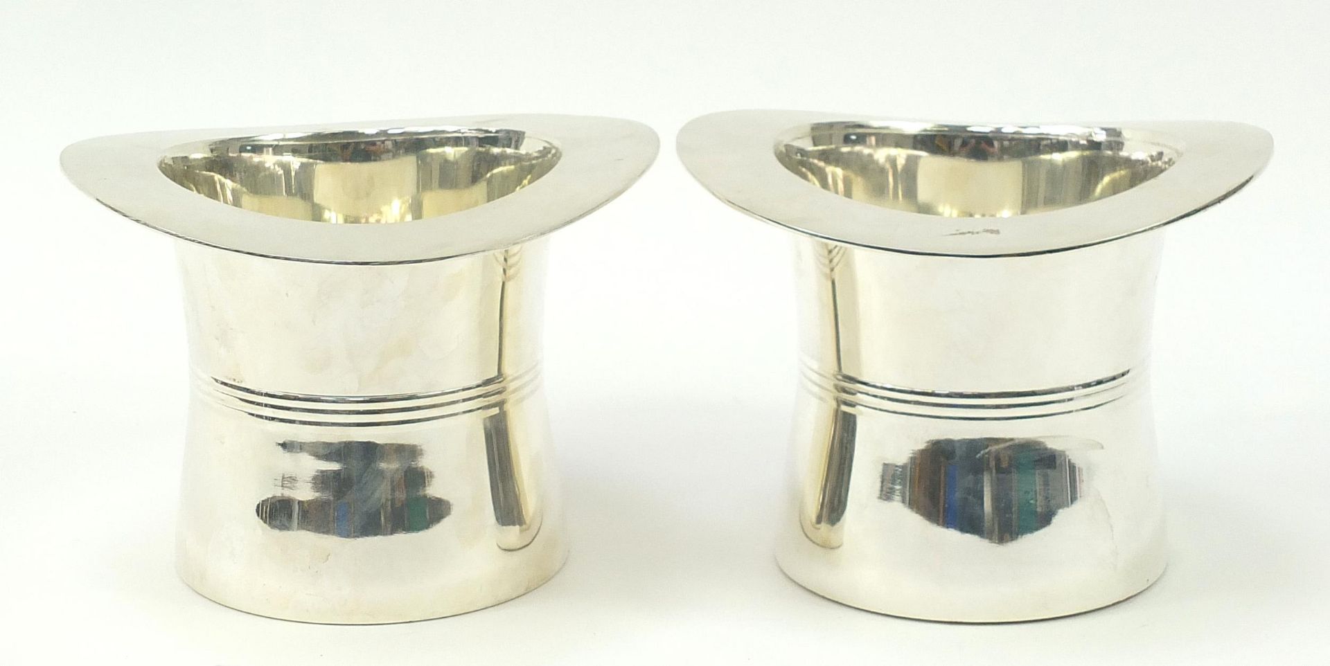 Pair of silver plated Champagne ice buckets in the form of top hats, 18cm high x 24cm in diameter - Bild 2 aus 5