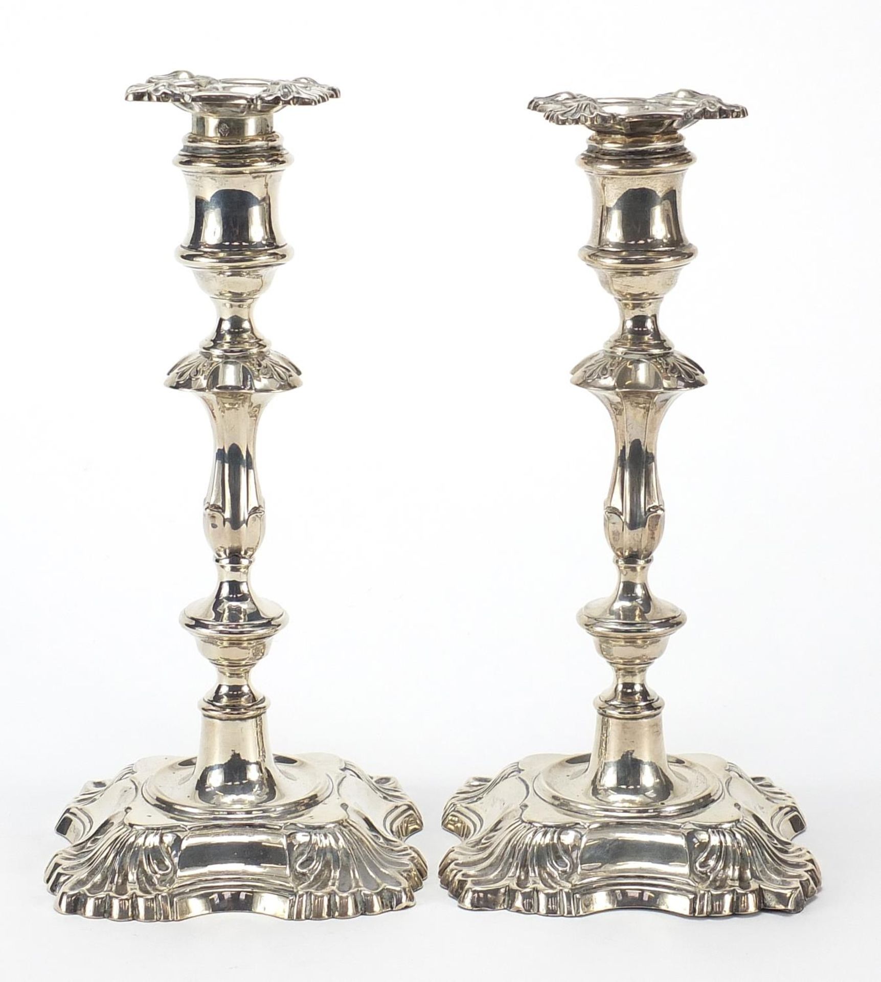 William Hutton, pair of Edwardian silver candlesticks, London 1909, 23cm high, each 646g