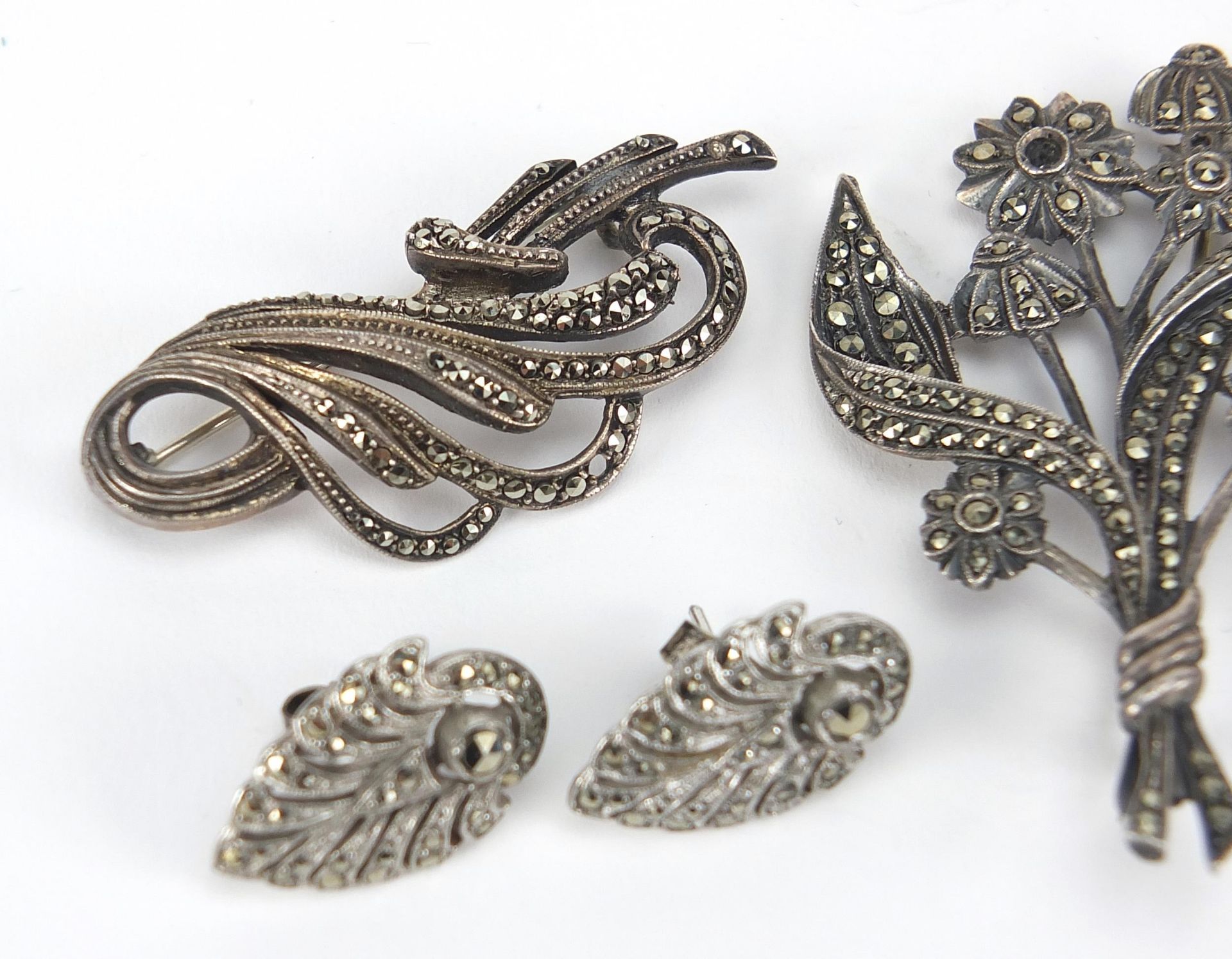 Silver jewellery comprising two marcasite brooches, two pairs of marcasite earrings and a maple leaf - Image 2 of 6