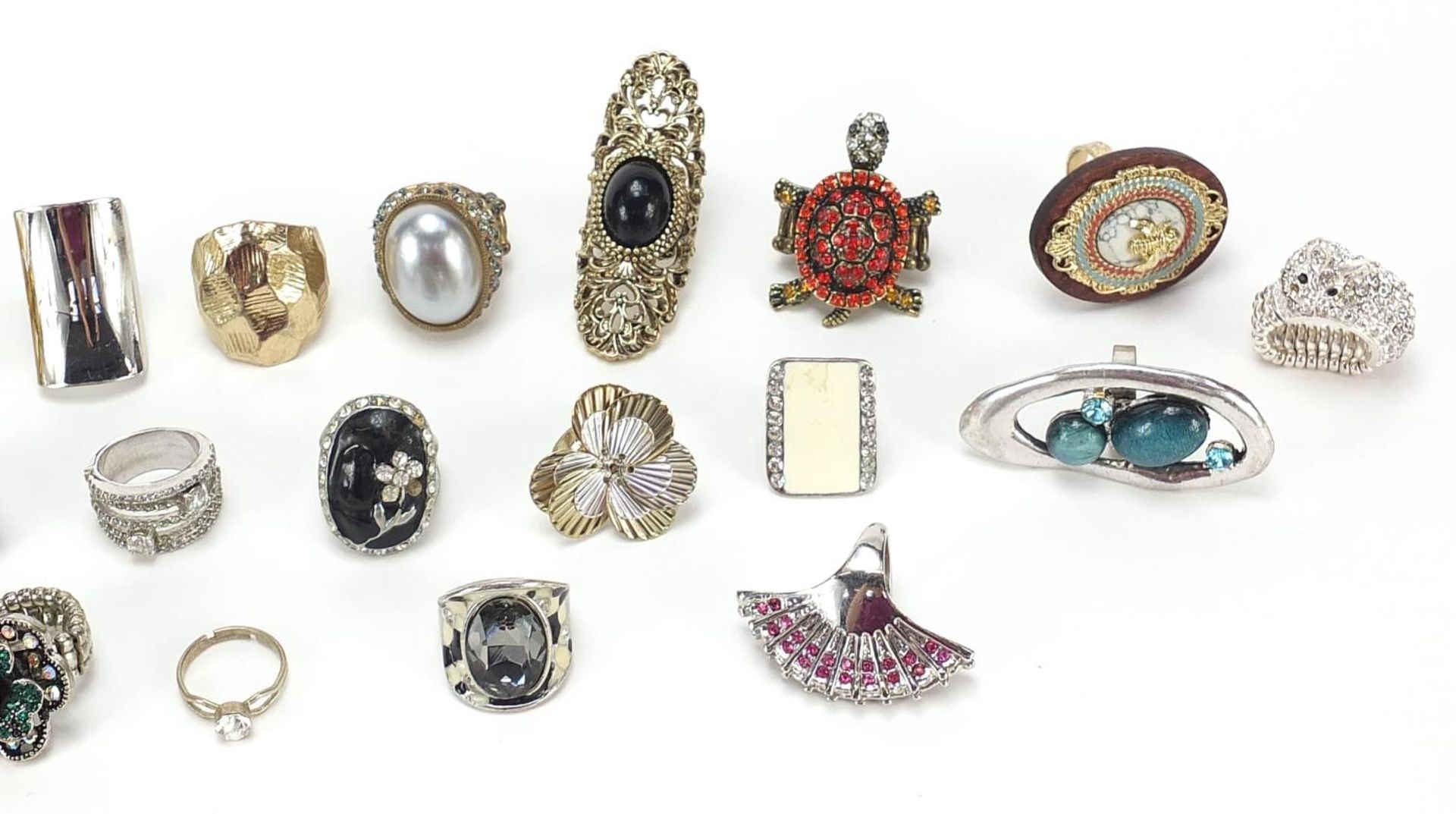 Selection of costume jewellery rings including some with semi precious stones and glass - Image 3 of 3