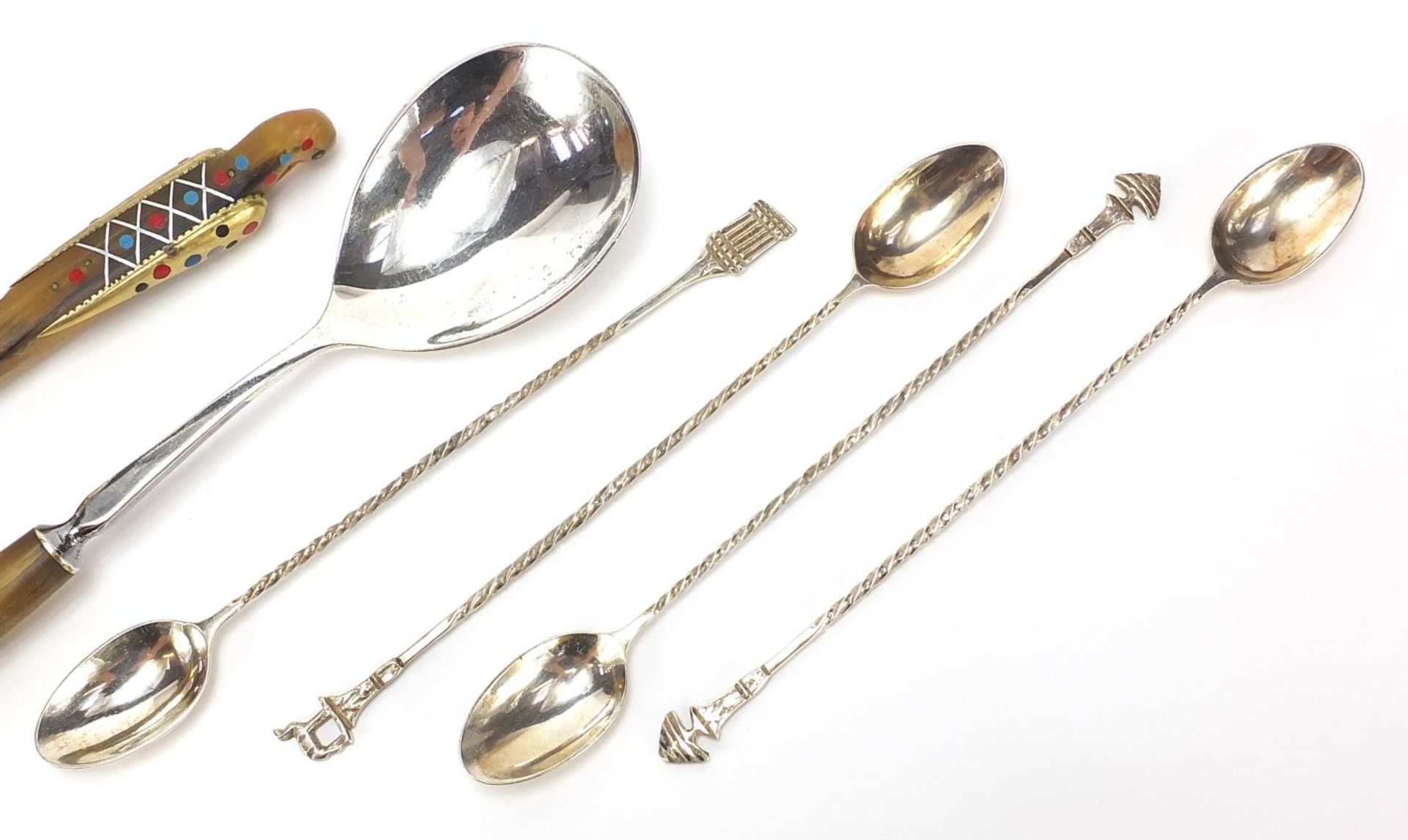 Set of four Indian silver spoons and pair of horn handled salad servers, the largest 23.5cm in - Bild 4 aus 6