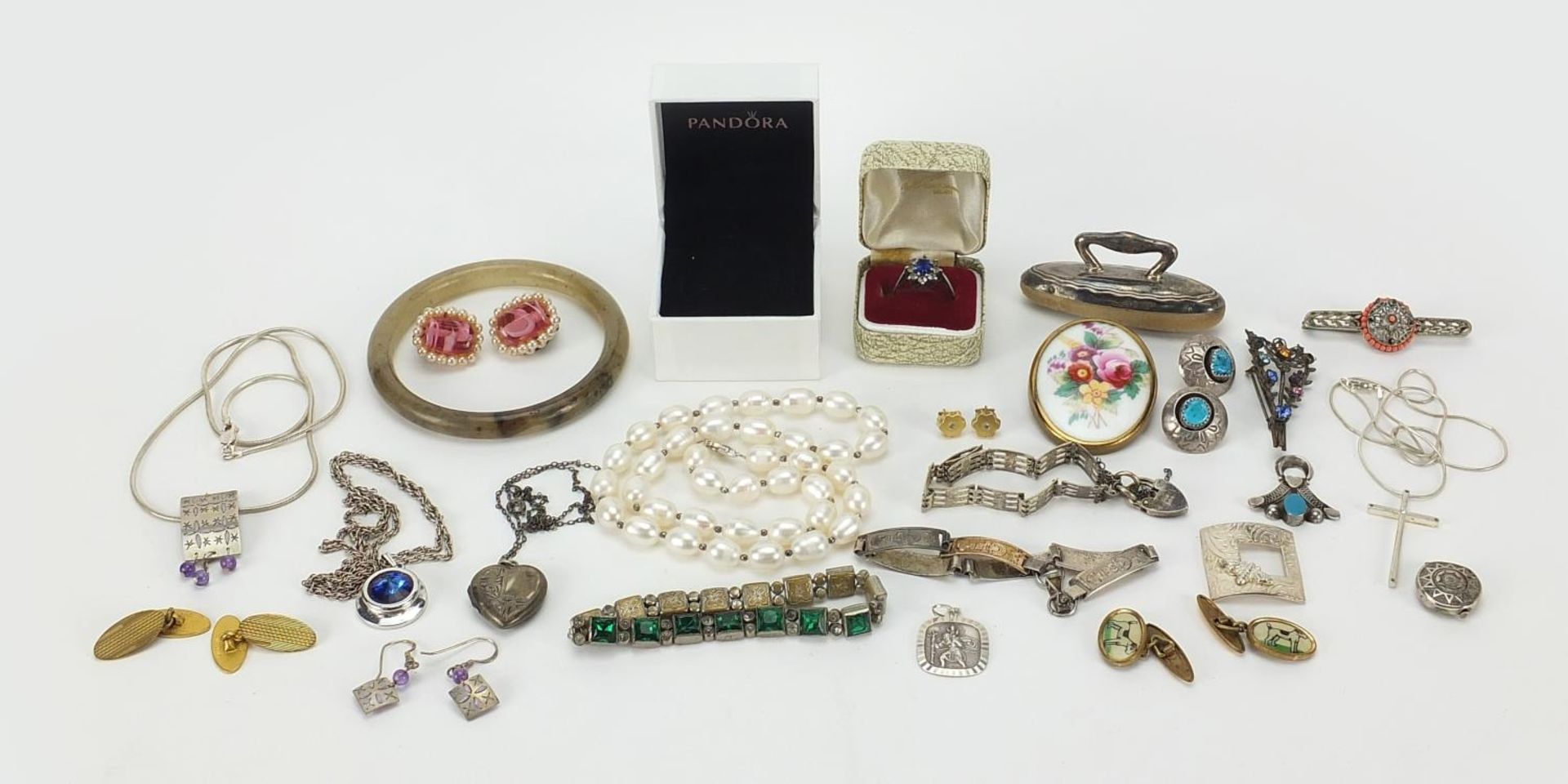 Vintage and later jewellery including a 9ct gold and silver ring, silver bracelets, Chinese jade
