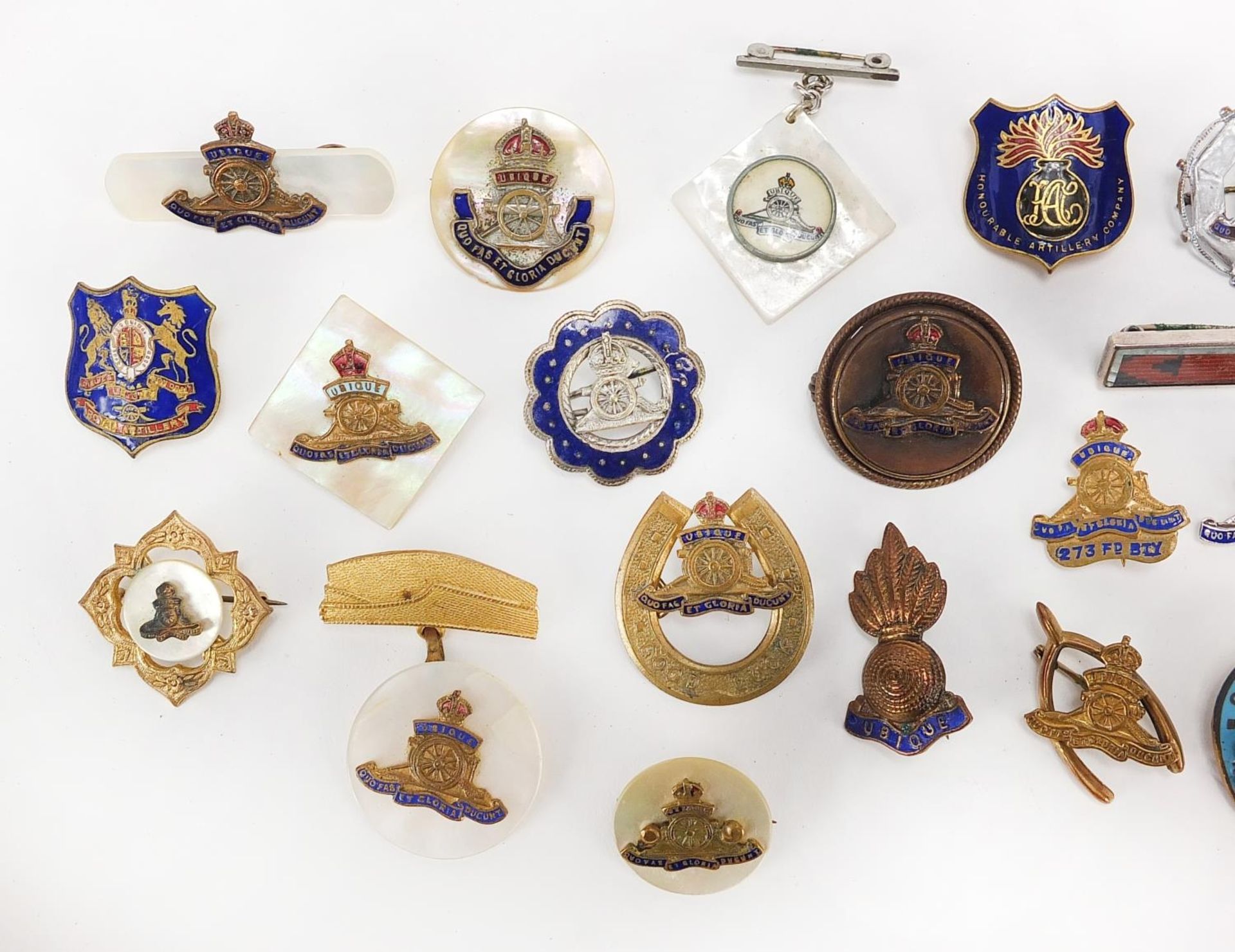 Twenty six British military Royal Artillery badges and bars, including enamel and silver examples - Image 5 of 9