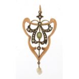 Art Nouveau 9ct gold peridot and seed pearl pendant, 4.5cm high, 2.5g