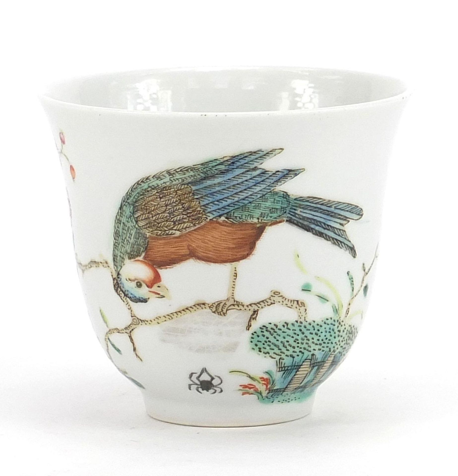 Good Chinese porcelain tea cup, finely hand painted in the famille rose palette with birds amongst