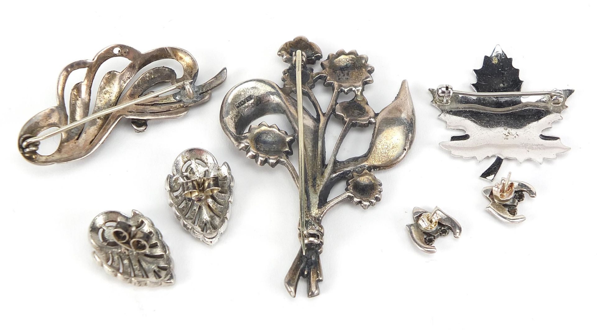 Silver jewellery comprising two marcasite brooches, two pairs of marcasite earrings and a maple leaf - Image 4 of 6