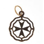 9ct gold Maltese cross charm, 2.5cm high, 0.4g