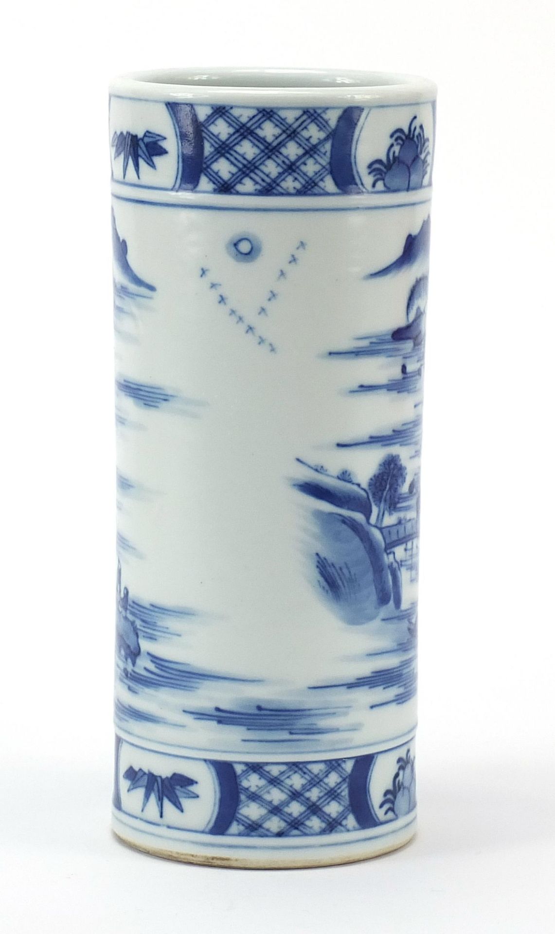 Chinese blue and white brush pot hand painted with a mountainous scene with buildings and figures, - Bild 3 aus 8