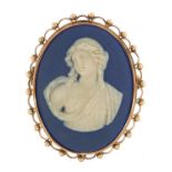 9ct gold mounted Wedgwood Jasperware brooch, 5.8cm high, 27.0g