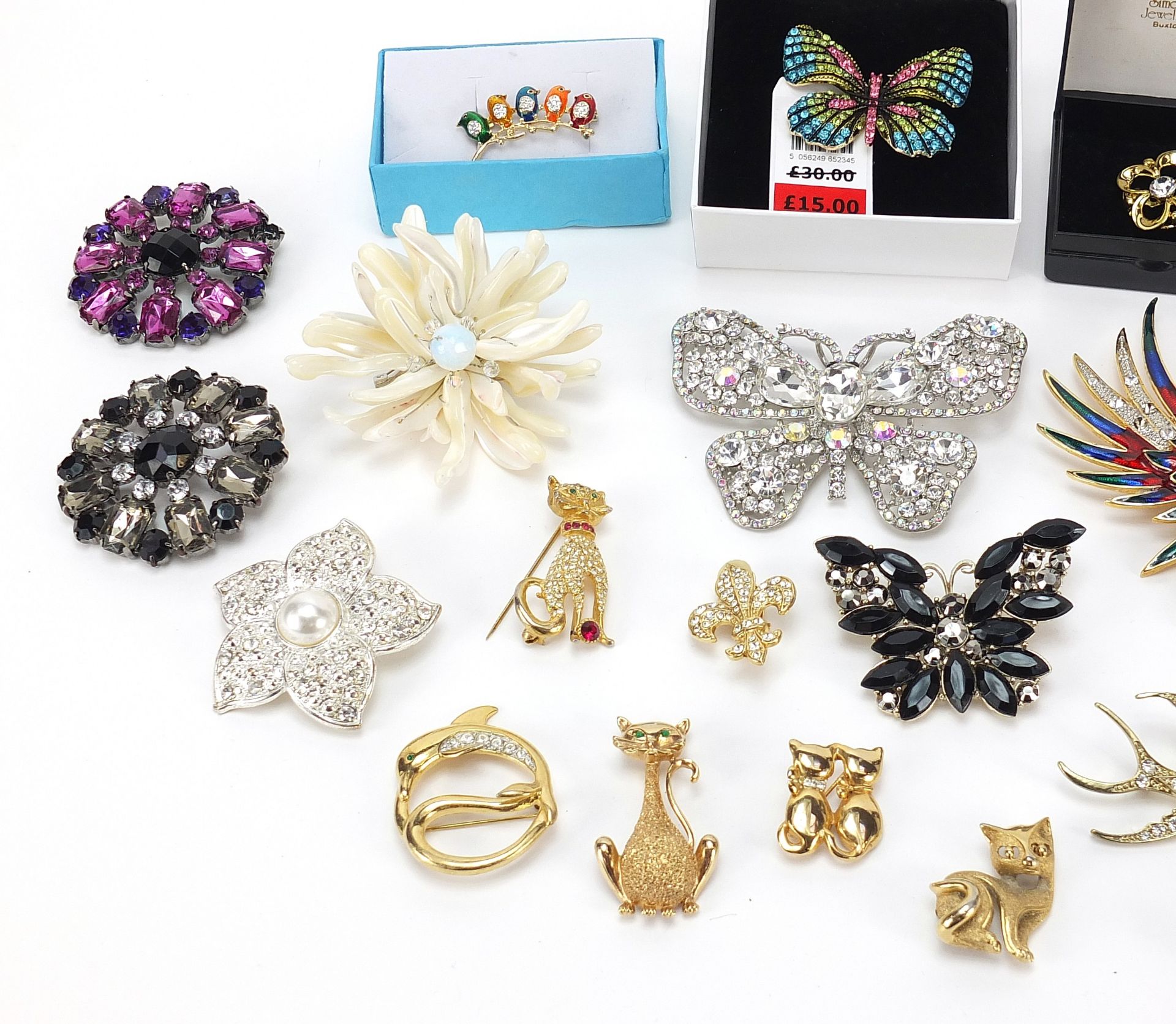 Collection of costume jewellery brooches, including some jeweled and enamel animals - Image 3 of 5