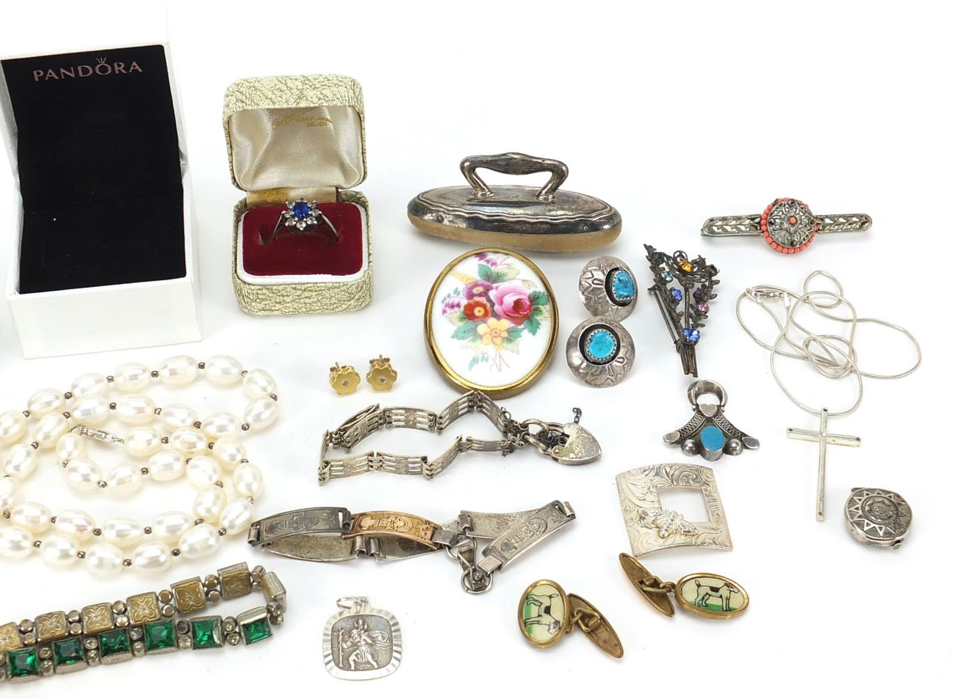 Vintage and later jewellery including a 9ct gold and silver ring, silver bracelets, Chinese jade - Image 3 of 4
