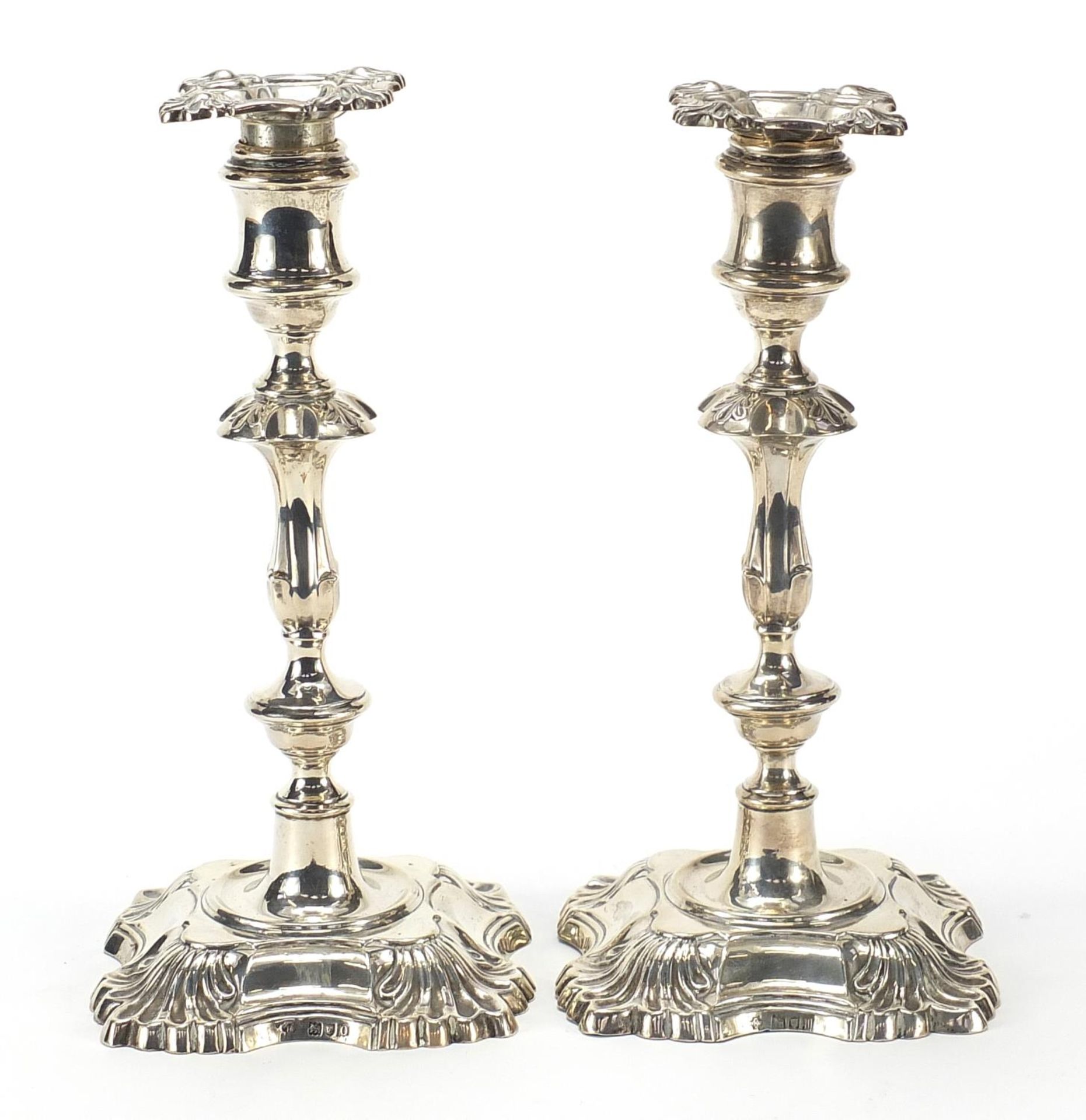 William Hutton, pair of Edwardian silver candlesticks, London 1909, 23cm high, each 646g - Image 2 of 4