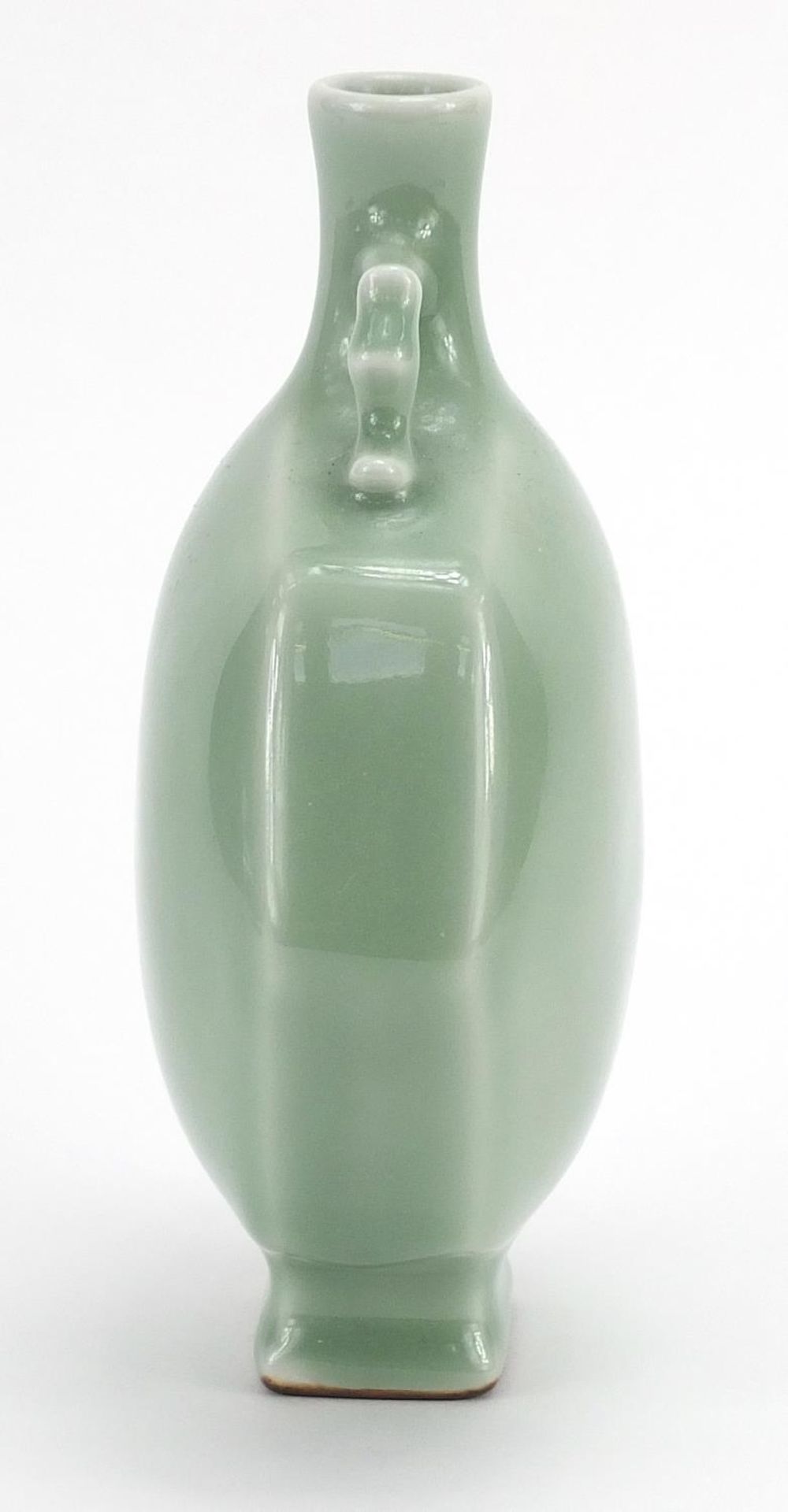 Chinese porcelain octagonal moon flask with twin handles having a celadon glaze, four figure - Bild 2 aus 8