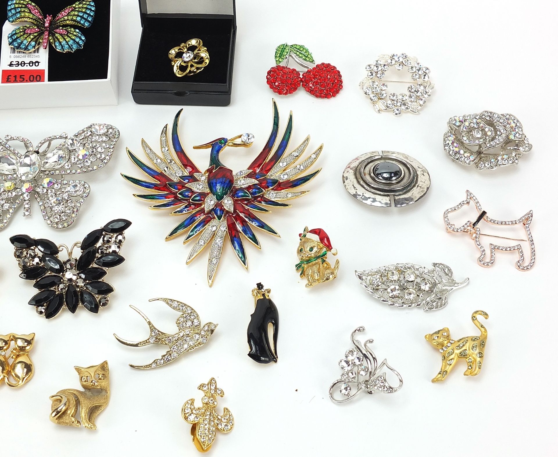 Collection of costume jewellery brooches, including some jeweled and enamel animals - Image 4 of 5