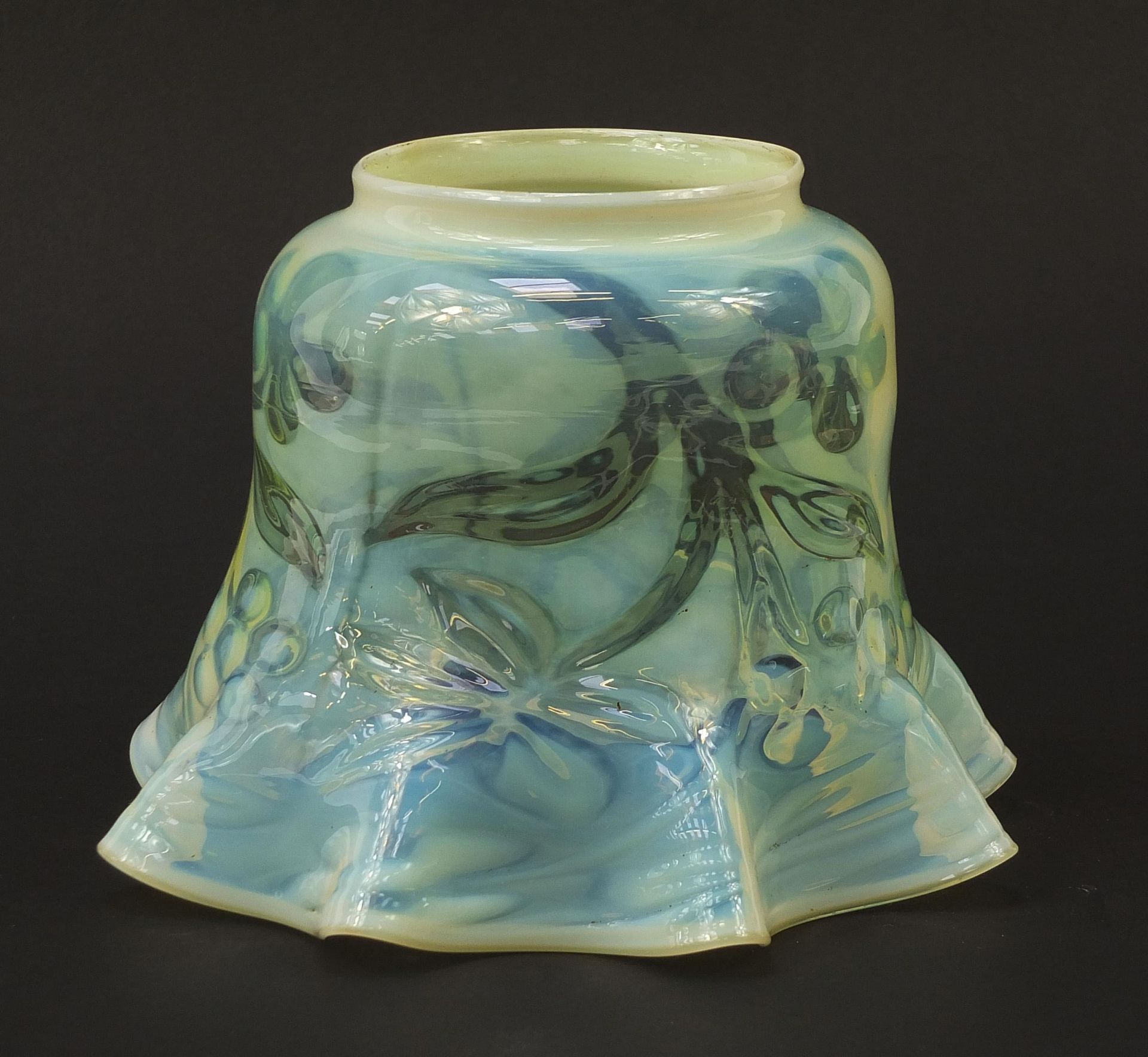 Art Nouveau Vaseline glass shade, 16cm high, the top rim 10cm in diameter