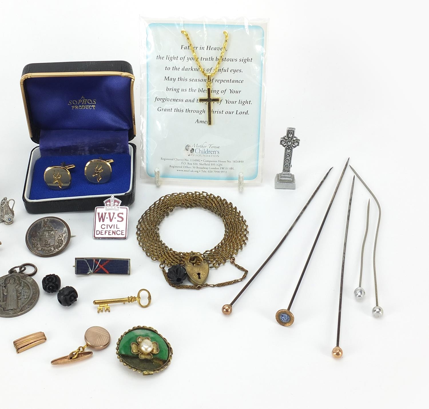 Vintage and later jewellery including an unmarked gold mounted hat pin, military interest brooches - Image 3 of 4