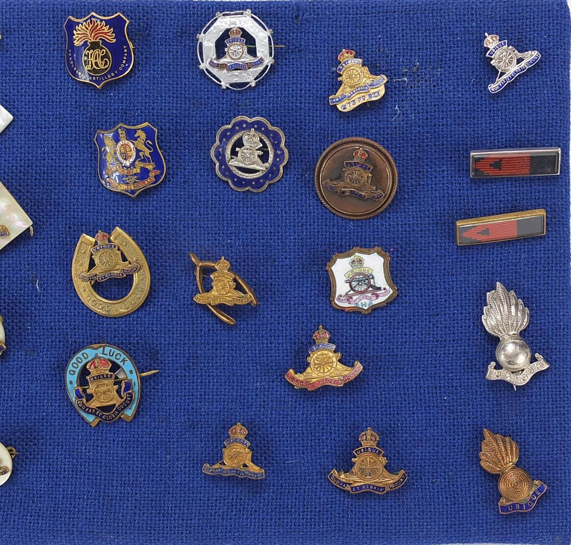 Twenty six British military Royal Artillery badges and bars, including enamel and silver examples - Image 3 of 9