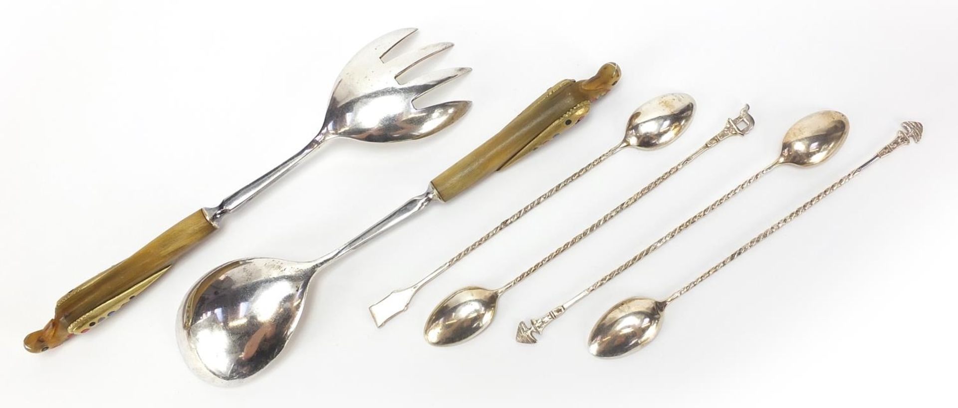 Set of four Indian silver spoons and pair of horn handled salad servers, the largest 23.5cm in - Bild 5 aus 6