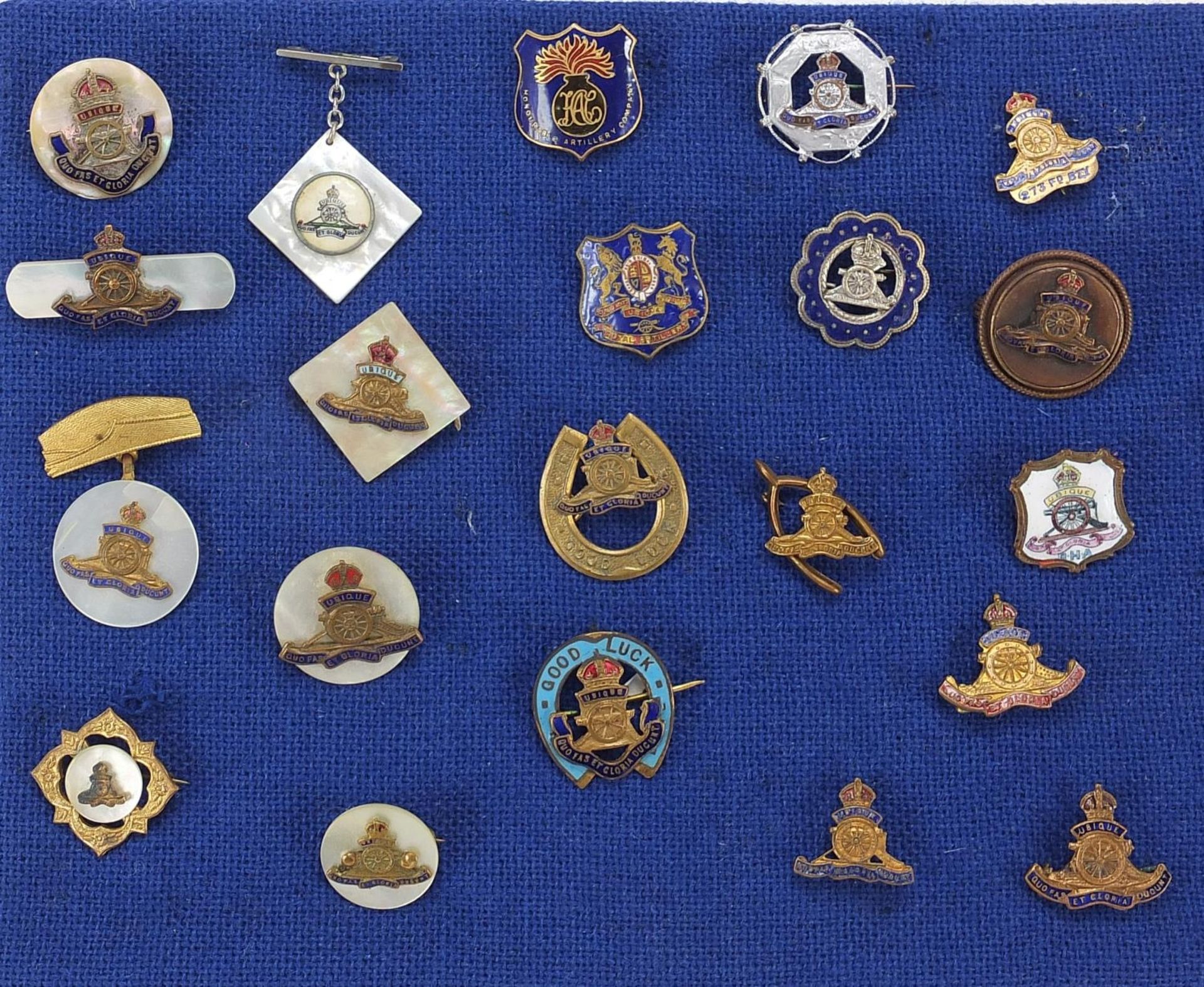 Twenty six British military Royal Artillery badges and bars, including enamel and silver examples - Image 2 of 9