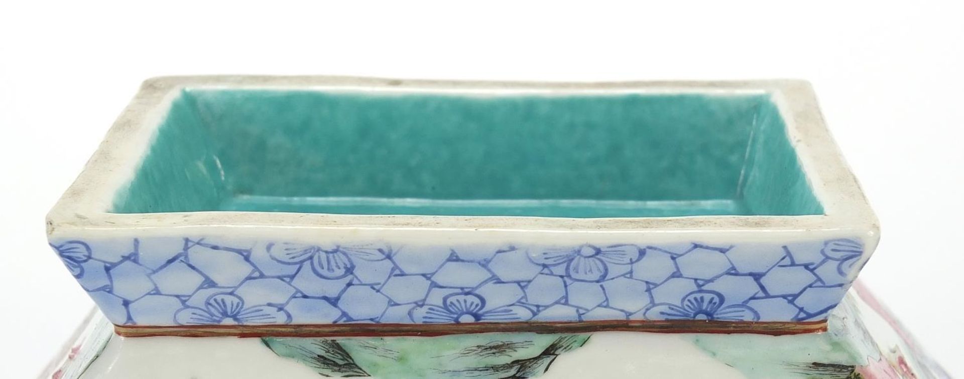 Chinese porcelain planter hand painted in the famille rose palette with warriors, red character mark - Image 10 of 10