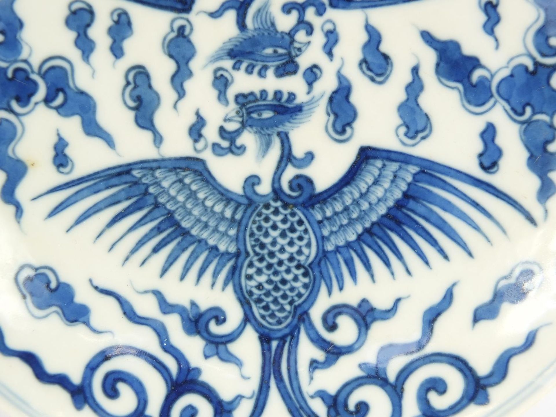 Pair of Chinese blue and white porcelain dishes hand painted with phoenixes amongst clouds, each - Bild 2 aus 5