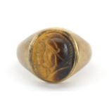 9ct gold tiger's eye signet ring carved with a gladiator head, size P, 8.1g