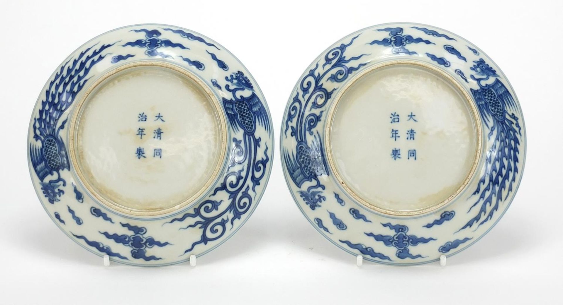 Pair of Chinese blue and white porcelain dishes hand painted with phoenixes amongst clouds, each - Bild 3 aus 5