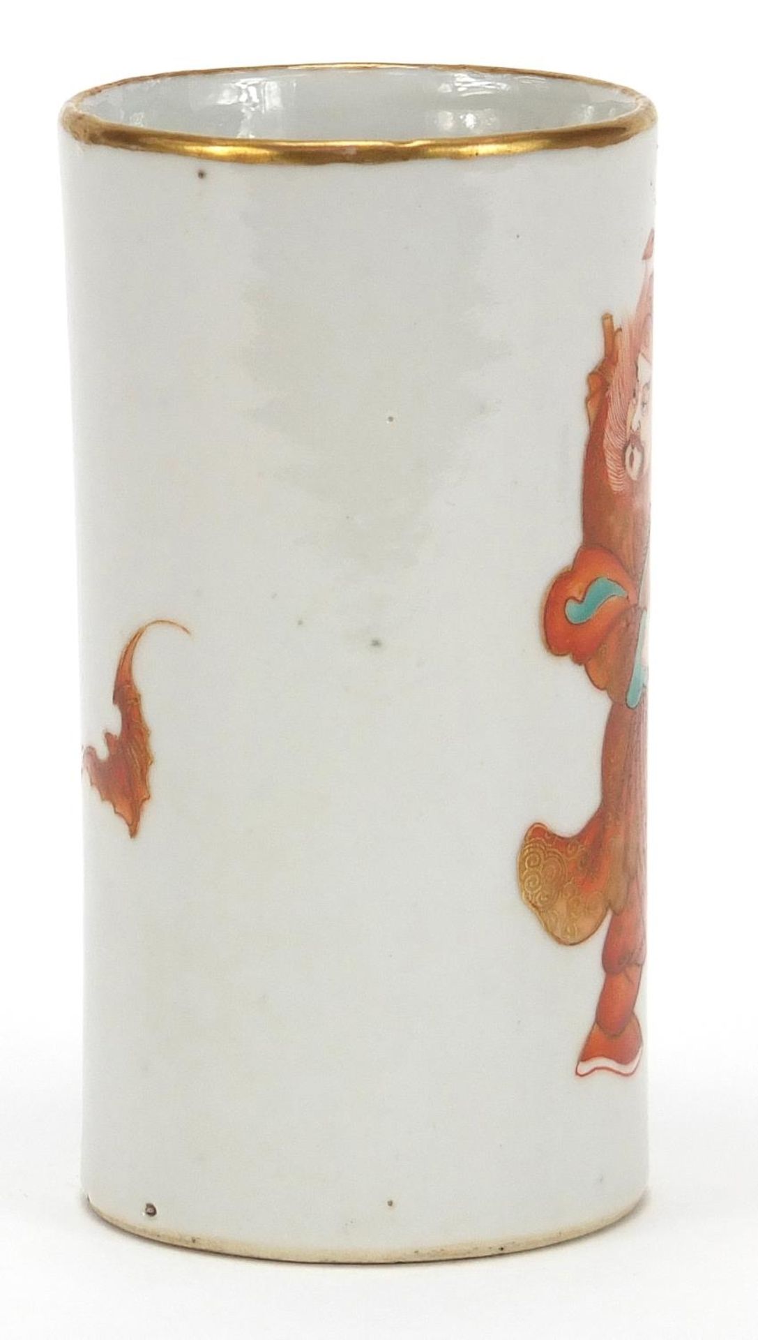 Chinese porcelain cylindrical brush pot finely hand painted in iron red with a warrior and two bats, - Bild 2 aus 8