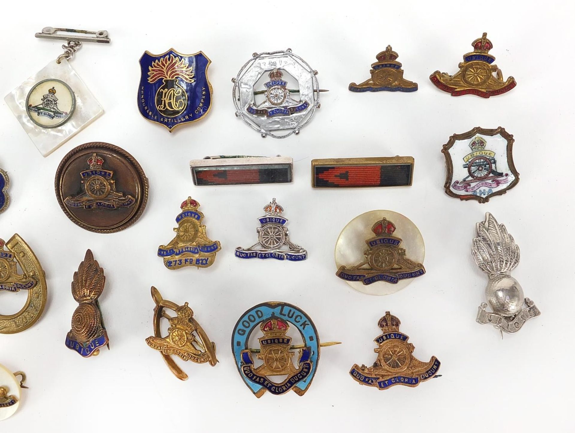 Twenty six British military Royal Artillery badges and bars, including enamel and silver examples - Image 6 of 9