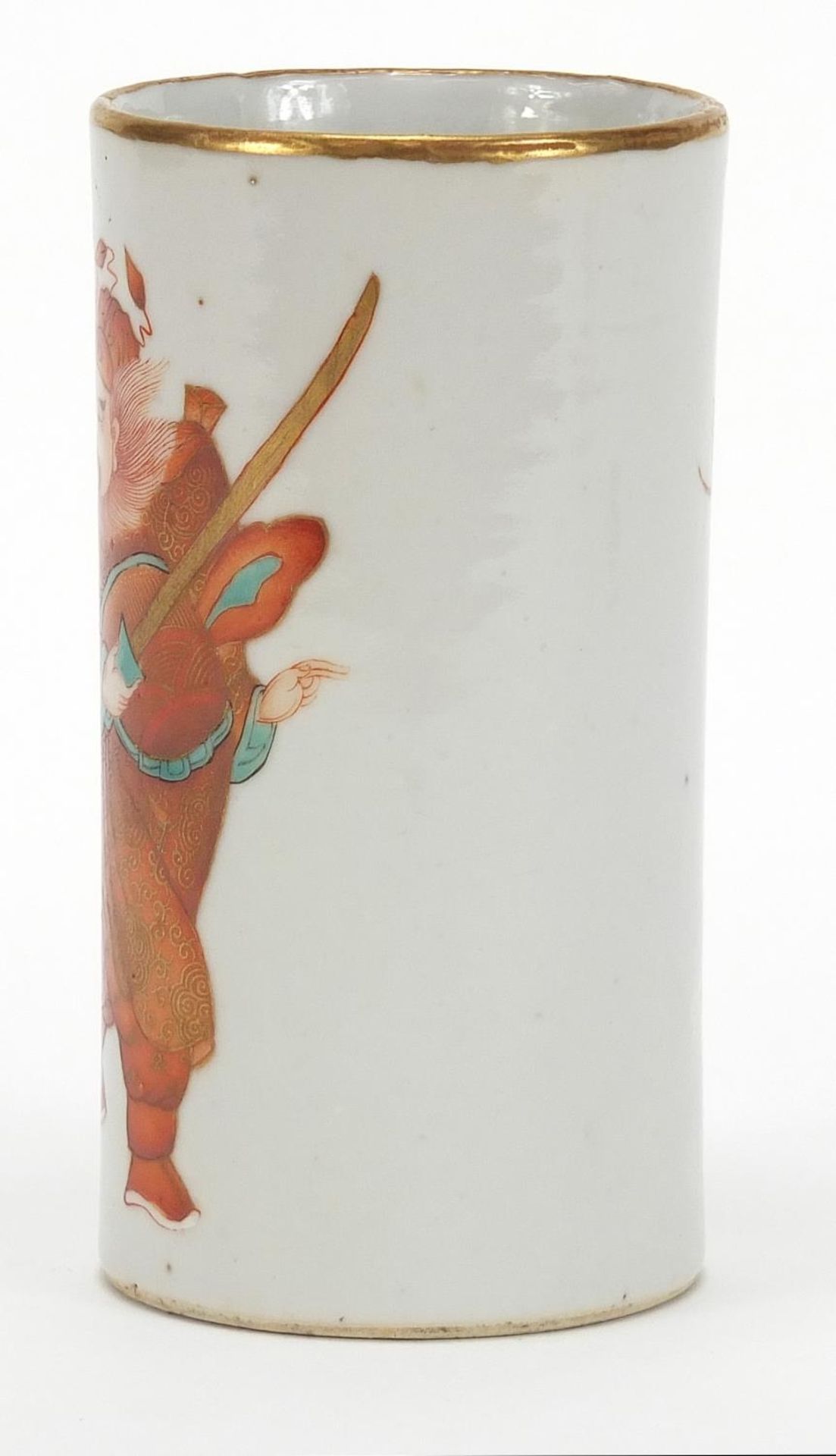 Chinese porcelain cylindrical brush pot finely hand painted in iron red with a warrior and two bats, - Bild 4 aus 8