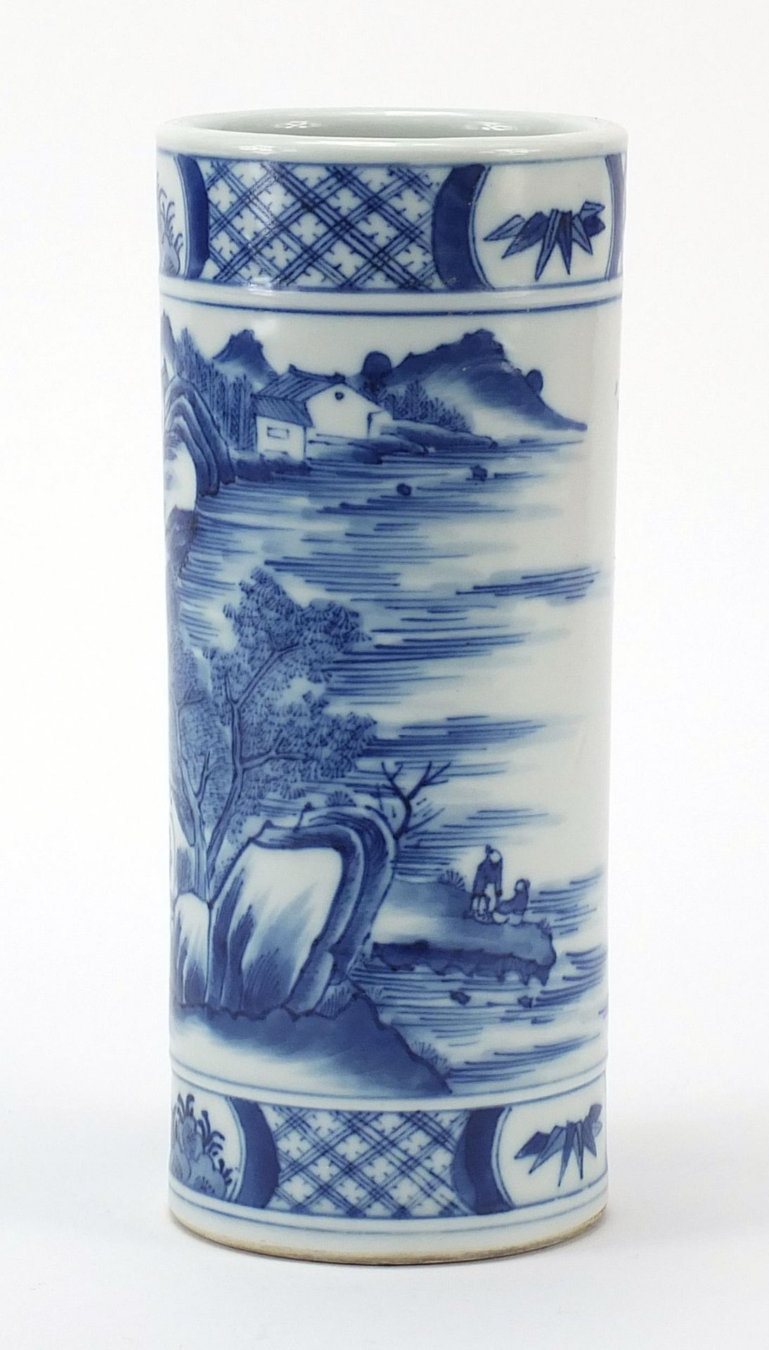 Chinese blue and white brush pot hand painted with a mountainous scene with buildings and figures, - Bild 2 aus 8