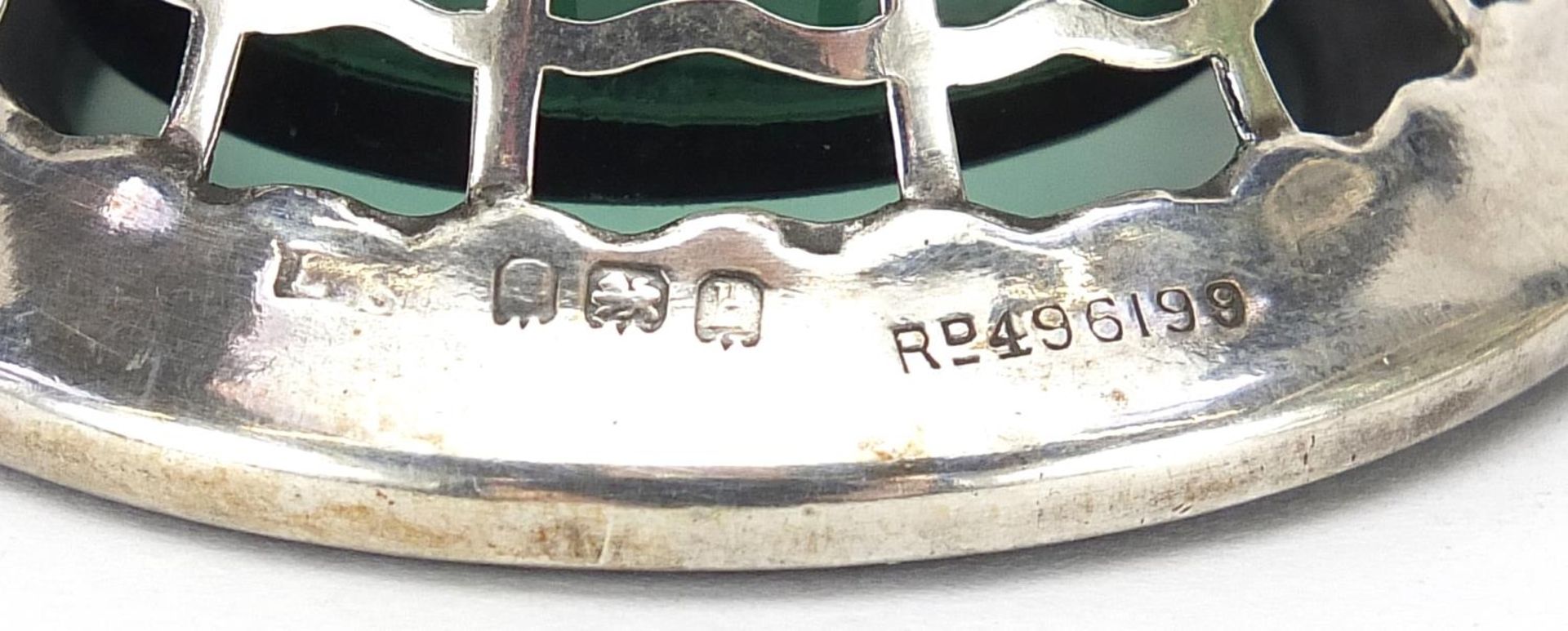 Pair of Edwardian pierced silver open salts with green glass liners, indistinct maker's mark - Bild 3 aus 4