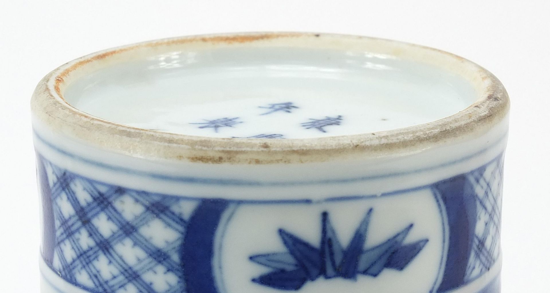 Chinese blue and white brush pot hand painted with a mountainous scene with buildings and figures, - Bild 8 aus 8