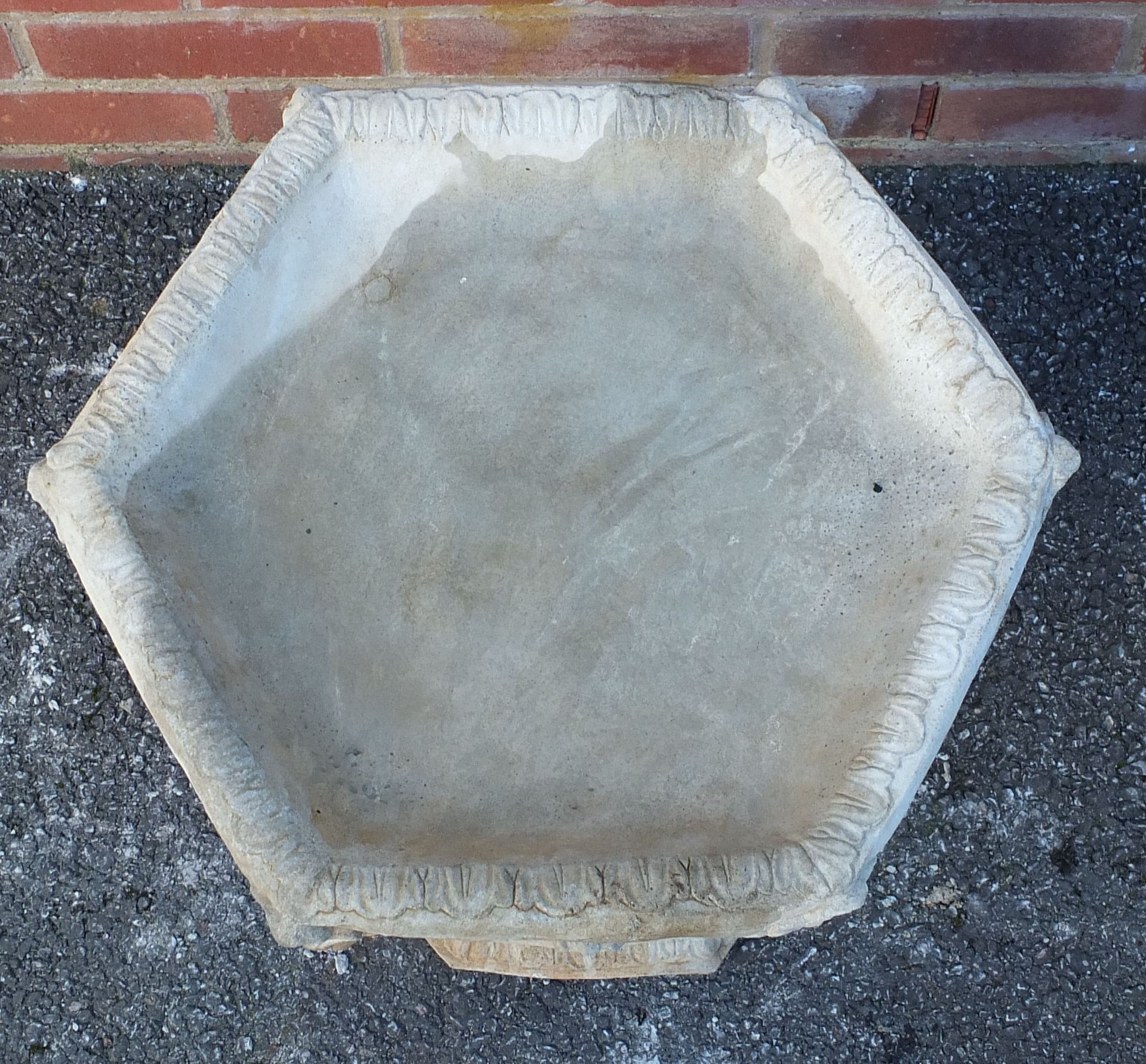 Stoneware garden shell shaped birdbath, 50cm high - Image 2 of 3