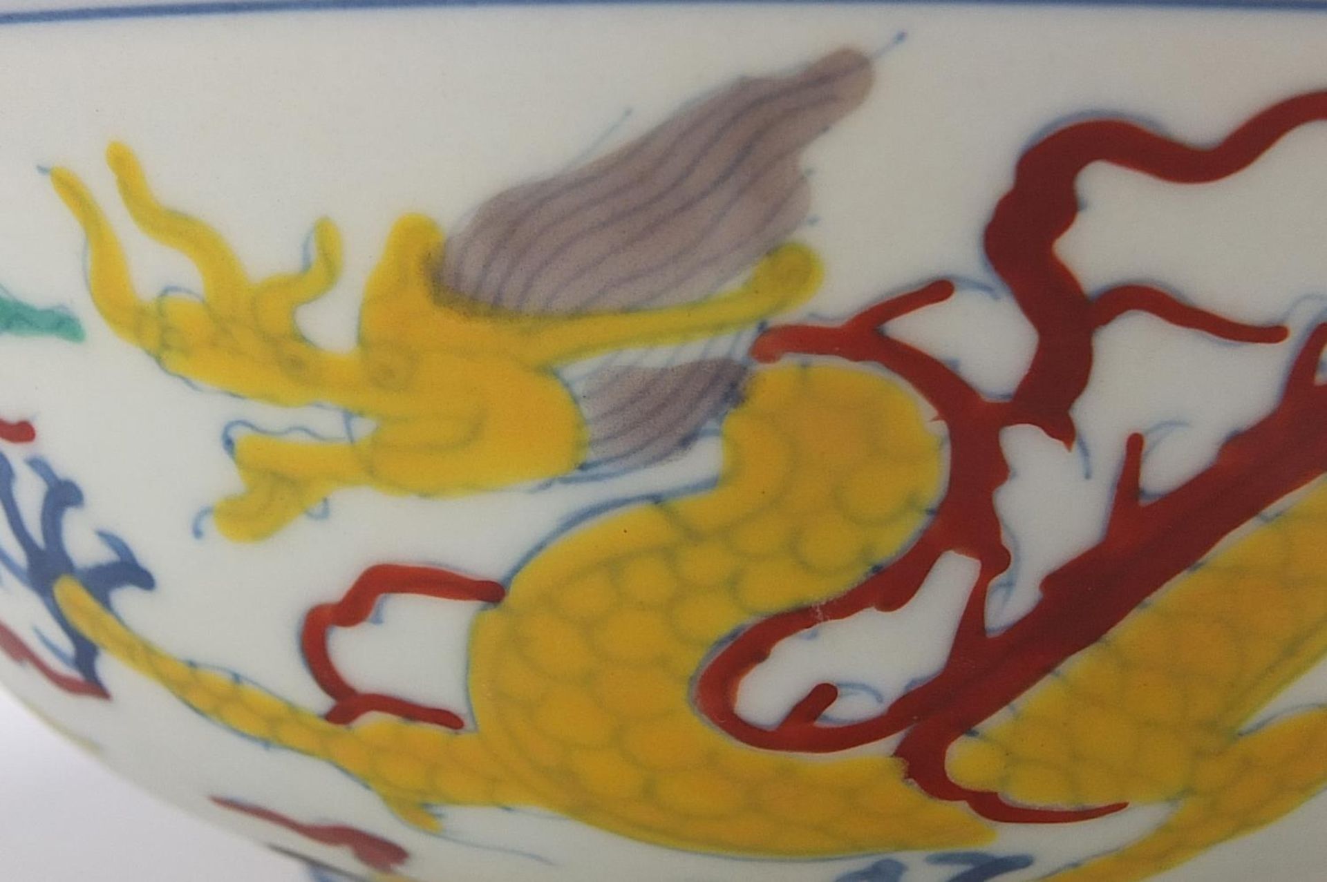 Chinese porcelain bowl with dragons, six figure character marks to the base, 18.5cm in diameter - Bild 2 aus 9