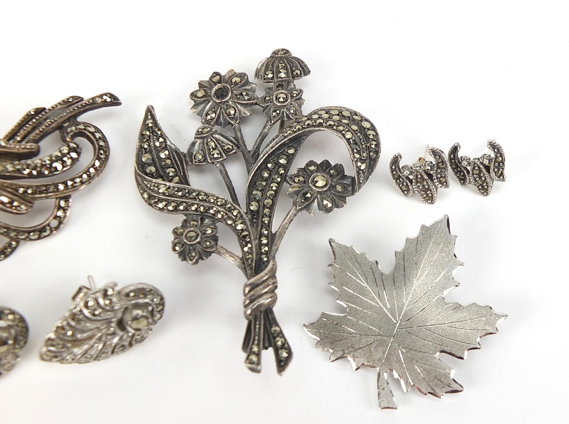 Silver jewellery comprising two marcasite brooches, two pairs of marcasite earrings and a maple leaf - Image 3 of 6