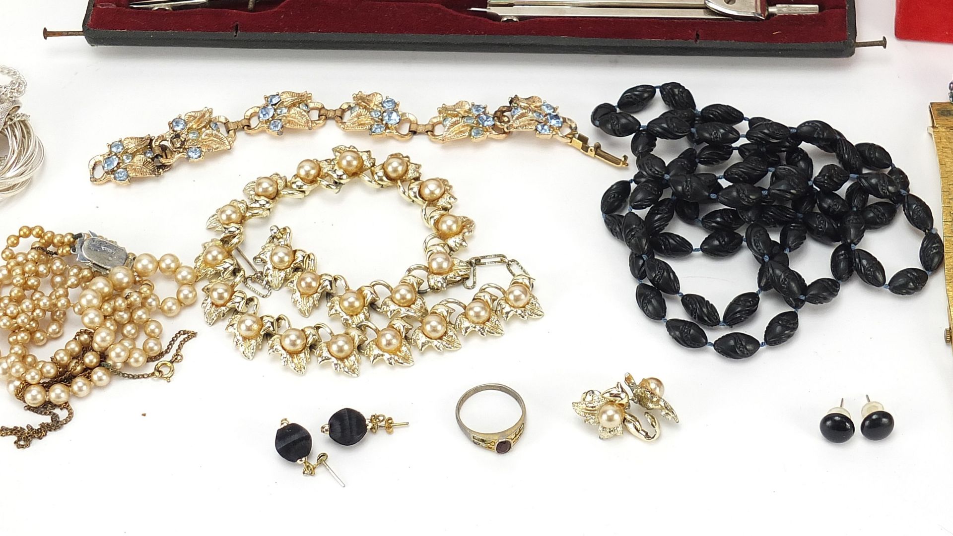 Vintage and later costume jewellery including ladies wristwatches, simulated pearls in a Lotus - Image 4 of 6