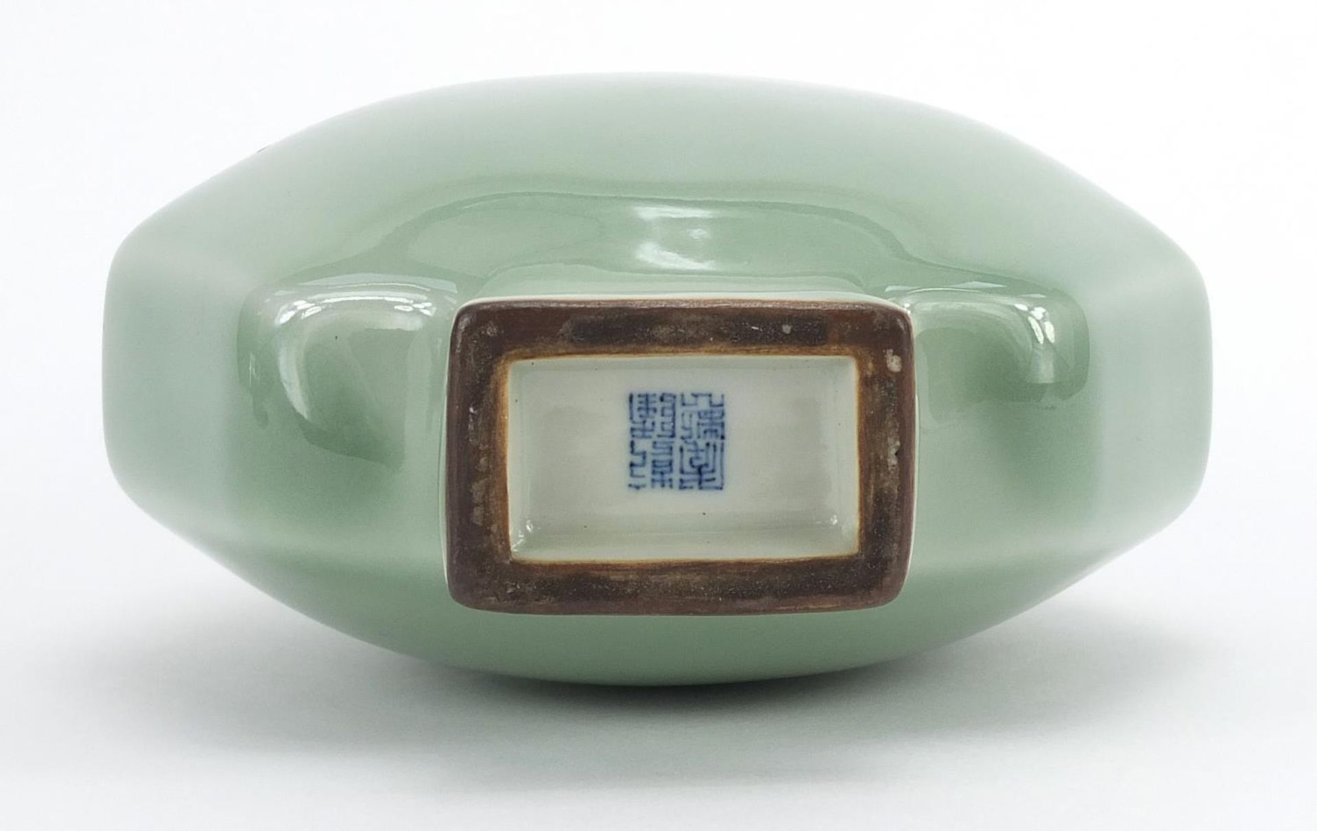 Chinese porcelain octagonal moon flask with twin handles having a celadon glaze, four figure - Bild 6 aus 8
