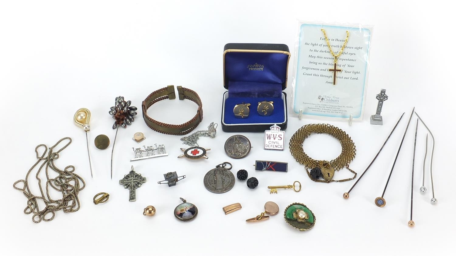 Vintage and later jewellery including an unmarked gold mounted hat pin, military interest brooches