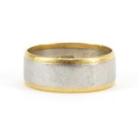 22ct gold and platinum wedding band, size O, 5.6g