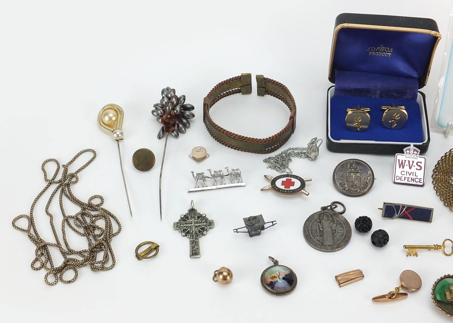 Vintage and later jewellery including an unmarked gold mounted hat pin, military interest brooches - Image 2 of 4