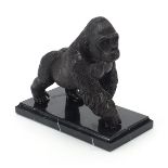 Patinated bronze gorilla raised on a black marble base, 20cm wide