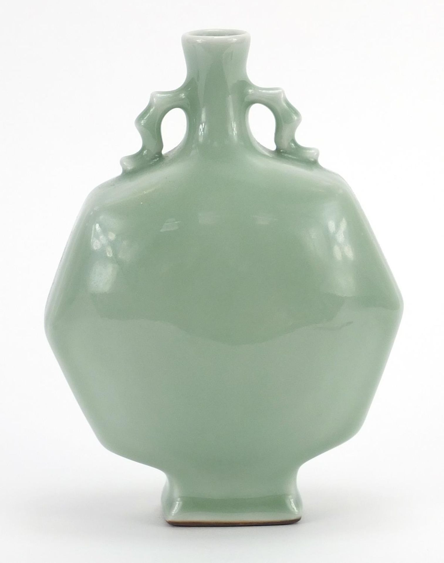 Chinese porcelain octagonal moon flask with twin handles having a celadon glaze, four figure - Bild 3 aus 8