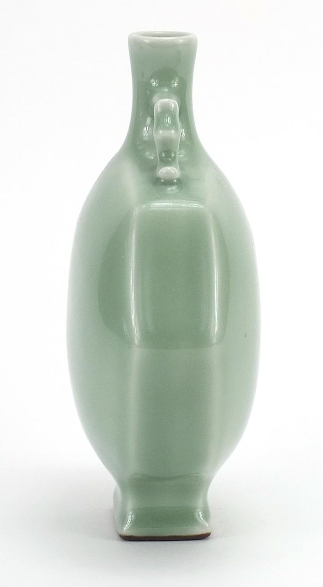 Chinese porcelain octagonal moon flask with twin handles having a celadon glaze, four figure - Bild 4 aus 8