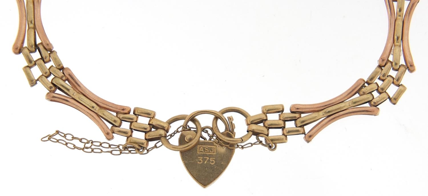 9ct gold three row gate link bracelet with love heart padlock, 16cm in length, 7.5g - this lot is - Image 5 of 6