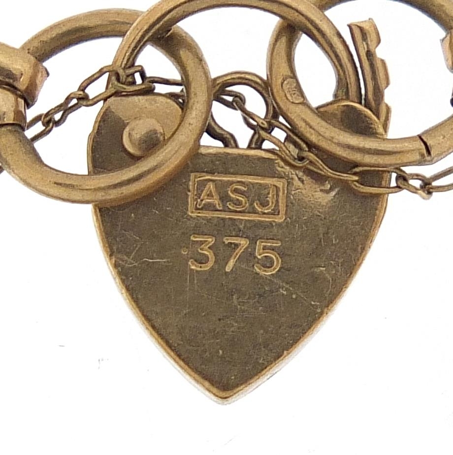 9ct gold three row gate link bracelet with love heart padlock, 16cm in length, 7.5g - this lot is - Image 6 of 6