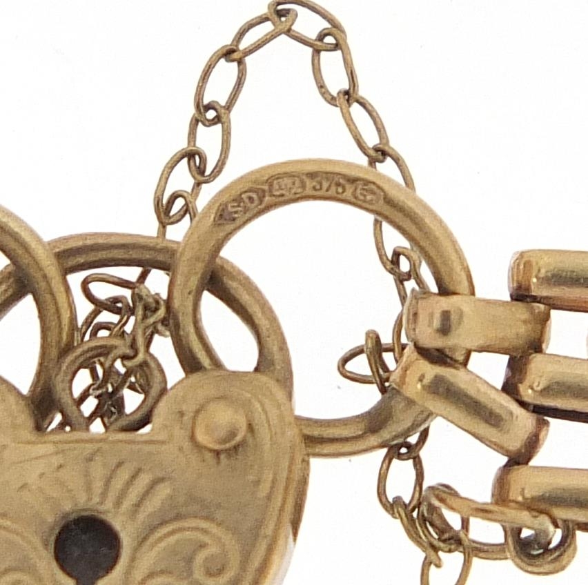 9ct gold three row gate link bracelet with love heart padlock, 16cm in length, 7.5g - this lot is - Image 3 of 6